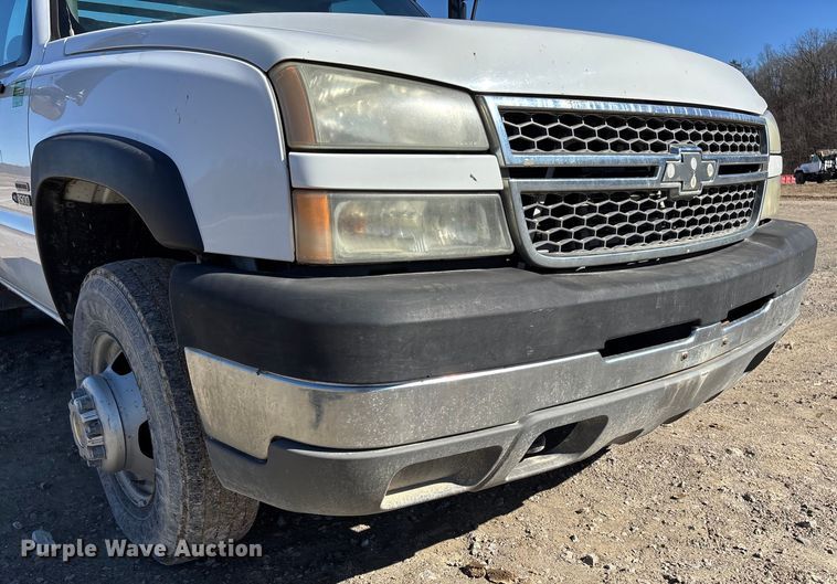 image for item FB3070 2005 Chevrolet Silverado 3500 flatbed pickup truck