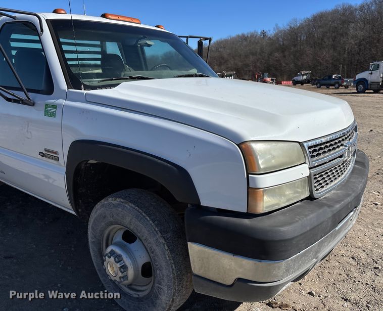 image for item FB3070 2005 Chevrolet Silverado 3500 flatbed pickup truck