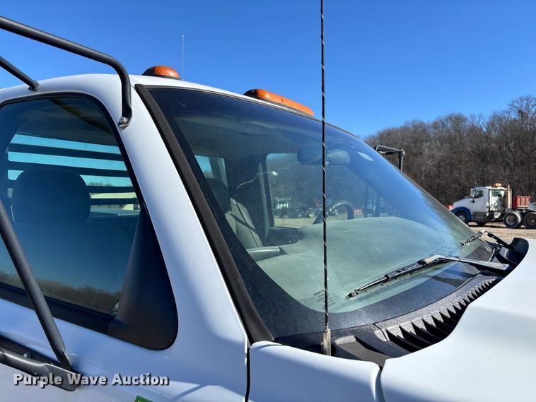 image for item FB3070 2005 Chevrolet Silverado 3500 flatbed pickup truck