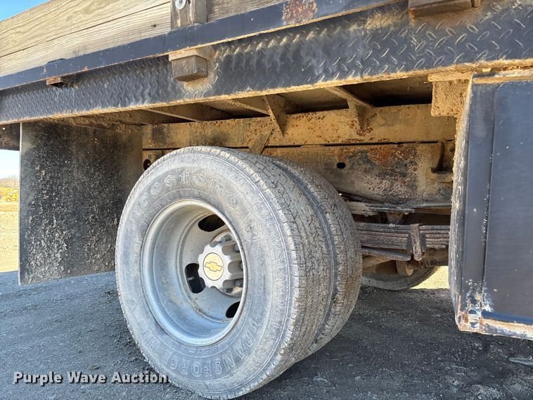 image for item FB3070 2005 Chevrolet Silverado 3500 flatbed pickup truck