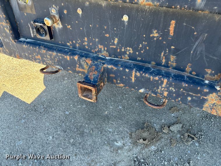 image for item FB3070 2005 Chevrolet Silverado 3500 flatbed pickup truck