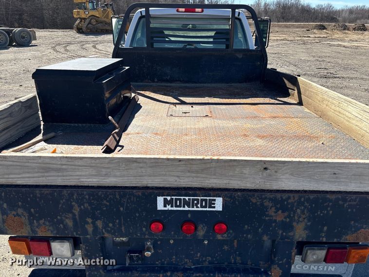 image for item FB3070 2005 Chevrolet Silverado 3500 flatbed pickup truck