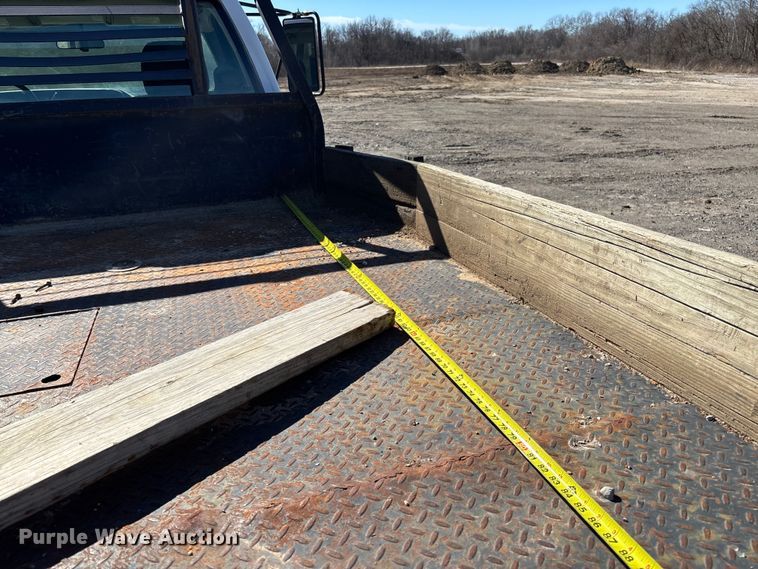 image for item FB3070 2005 Chevrolet Silverado 3500 flatbed pickup truck