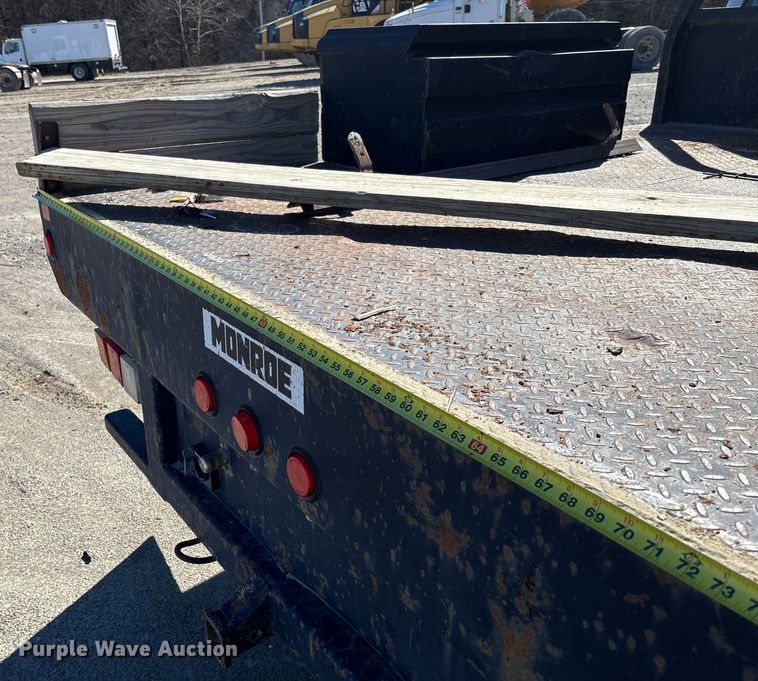 image for item FB3070 2005 Chevrolet Silverado 3500 flatbed pickup truck