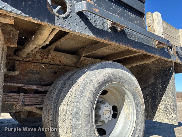 image for item FB3070 2005 Chevrolet Silverado 3500 flatbed pickup truck