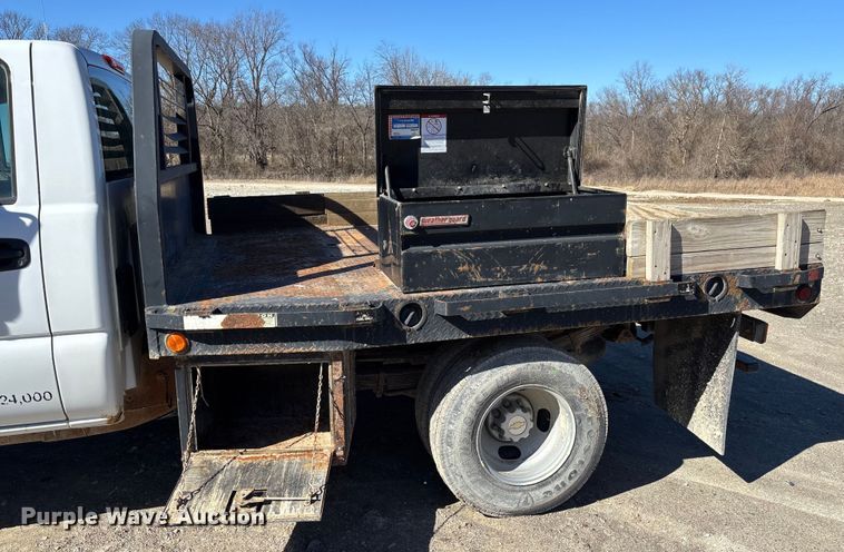 image for item FB3070 2005 Chevrolet Silverado 3500 flatbed pickup truck