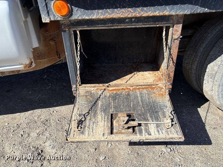 image for item FB3070 2005 Chevrolet Silverado 3500 flatbed pickup truck