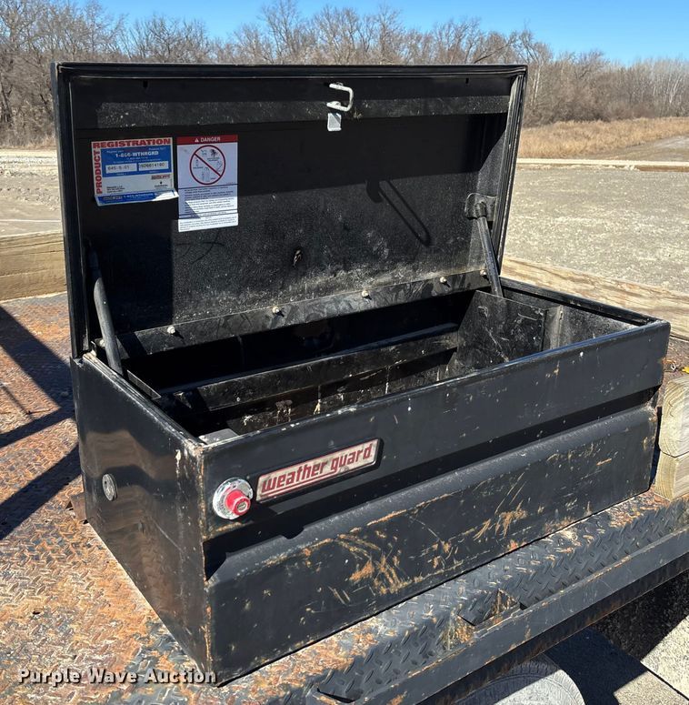 image for item FB3070 2005 Chevrolet Silverado 3500 flatbed pickup truck