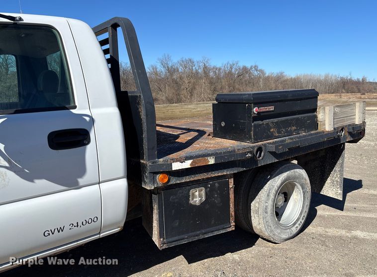 image for item FB3070 2005 Chevrolet Silverado 3500 flatbed pickup truck