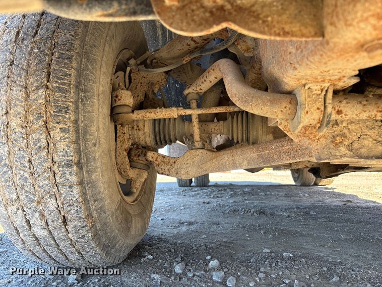 image for item FB3070 2005 Chevrolet Silverado 3500 flatbed pickup truck