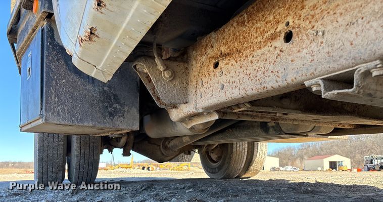 image for item FB3070 2005 Chevrolet Silverado 3500 flatbed pickup truck