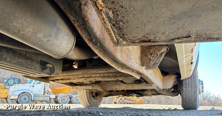 image for item FB3070 2005 Chevrolet Silverado 3500 flatbed pickup truck