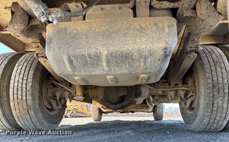 image for item FB3070 2005 Chevrolet Silverado 3500 flatbed pickup truck