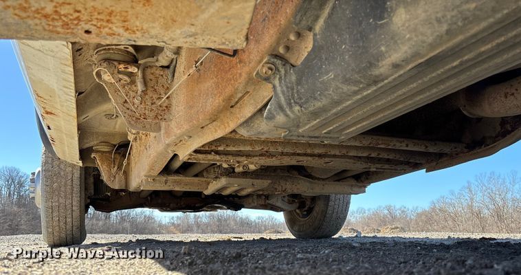 image for item FB3070 2005 Chevrolet Silverado 3500 flatbed pickup truck