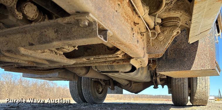 image for item FB3070 2005 Chevrolet Silverado 3500 flatbed pickup truck