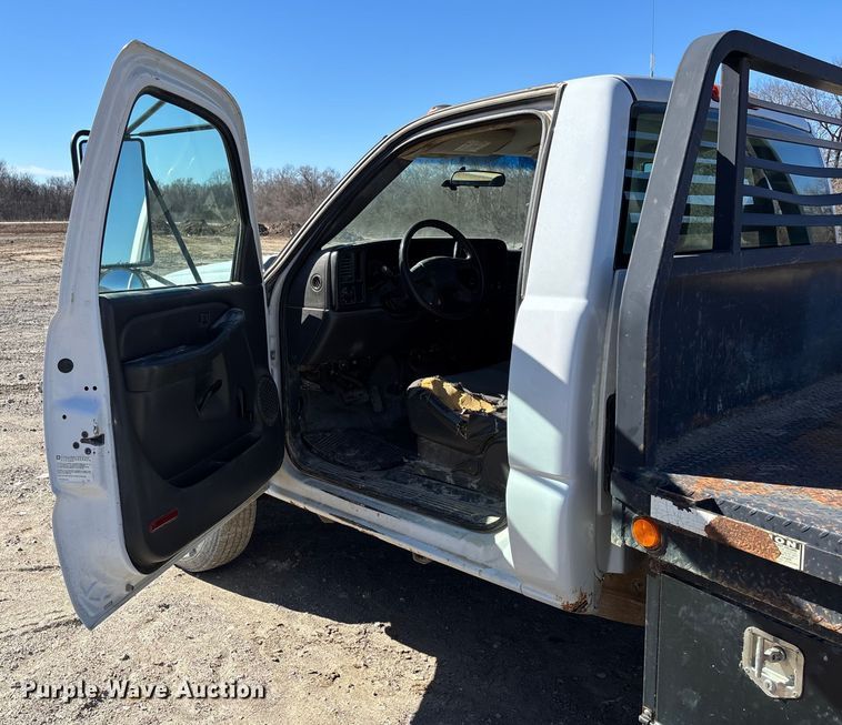 image for item FB3070 2005 Chevrolet Silverado 3500 flatbed pickup truck