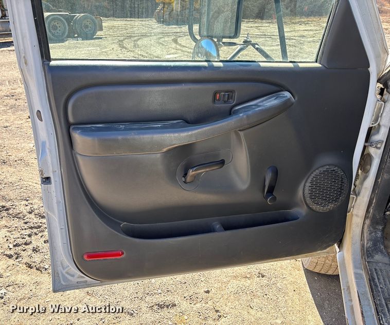 image for item FB3070 2005 Chevrolet Silverado 3500 flatbed pickup truck