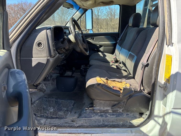 image for item FB3070 2005 Chevrolet Silverado 3500 flatbed pickup truck