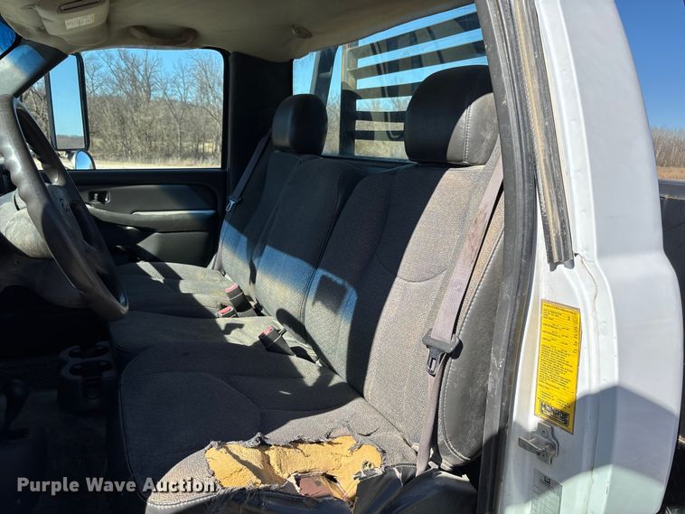 image for item FB3070 2005 Chevrolet Silverado 3500 flatbed pickup truck