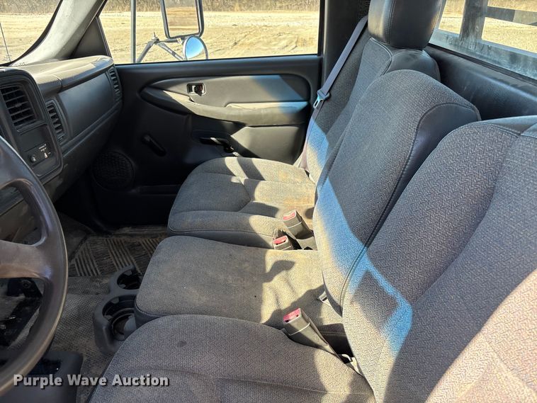 image for item FB3070 2005 Chevrolet Silverado 3500 flatbed pickup truck