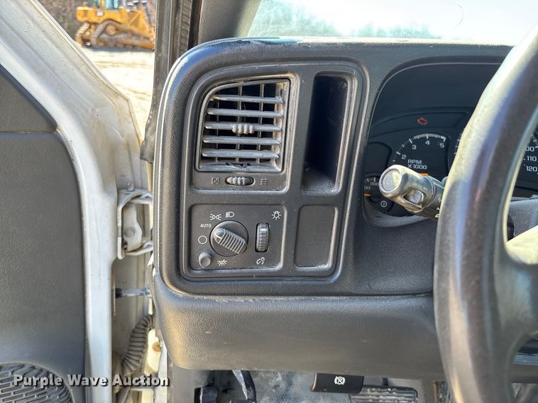 image for item FB3070 2005 Chevrolet Silverado 3500 flatbed pickup truck