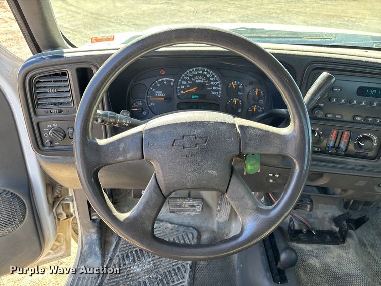 image for item FB3070 2005 Chevrolet Silverado 3500 flatbed pickup truck