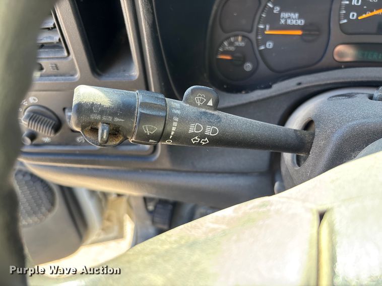 image for item FB3070 2005 Chevrolet Silverado 3500 flatbed pickup truck