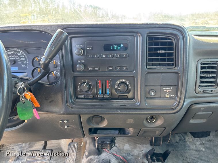 image for item FB3070 2005 Chevrolet Silverado 3500 flatbed pickup truck