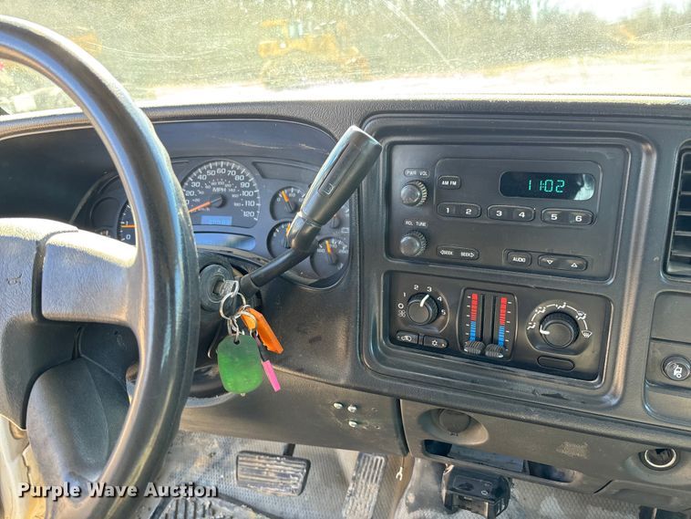 image for item FB3070 2005 Chevrolet Silverado 3500 flatbed pickup truck