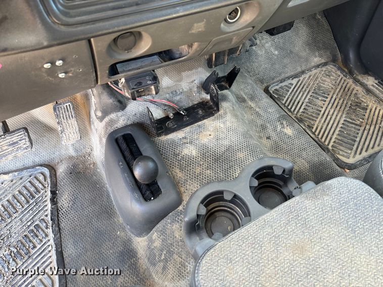 image for item FB3070 2005 Chevrolet Silverado 3500 flatbed pickup truck