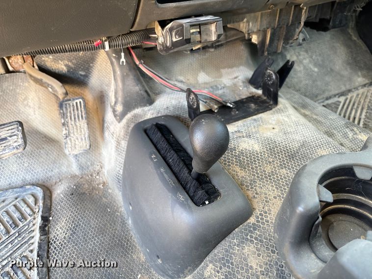 image for item FB3070 2005 Chevrolet Silverado 3500 flatbed pickup truck