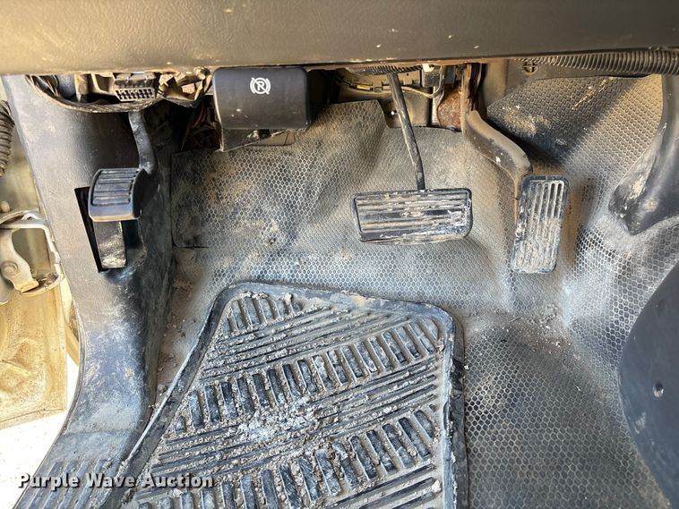 image for item FB3070 2005 Chevrolet Silverado 3500 flatbed pickup truck