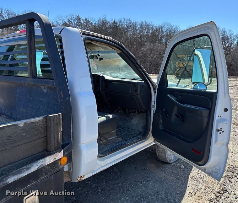 image for item FB3070 2005 Chevrolet Silverado 3500 flatbed pickup truck