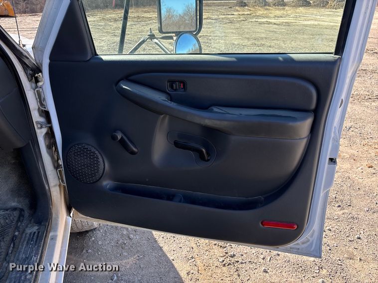 image for item FB3070 2005 Chevrolet Silverado 3500 flatbed pickup truck