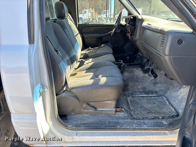 image for item FB3070 2005 Chevrolet Silverado 3500 flatbed pickup truck