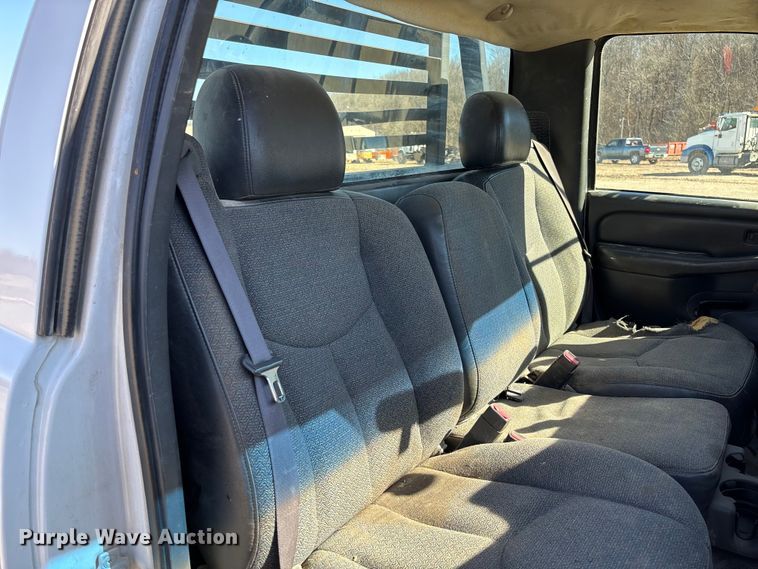 image for item FB3070 2005 Chevrolet Silverado 3500 flatbed pickup truck