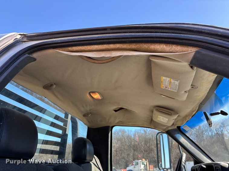 image for item FB3070 2005 Chevrolet Silverado 3500 flatbed pickup truck