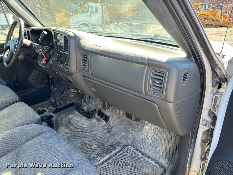 image for item FB3070 2005 Chevrolet Silverado 3500 flatbed pickup truck