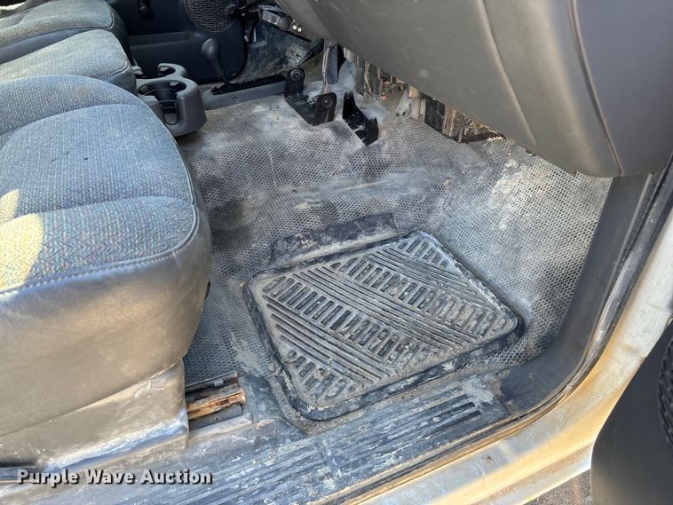 image for item FB3070 2005 Chevrolet Silverado 3500 flatbed pickup truck