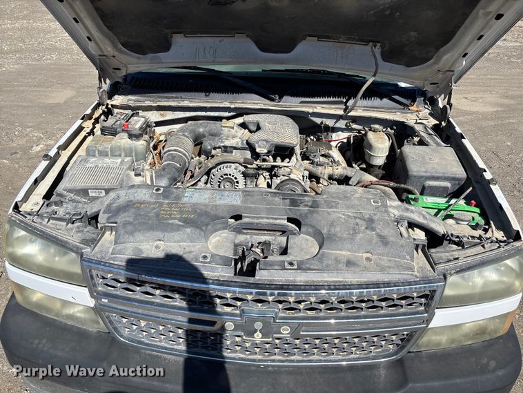 image for item FB3070 2005 Chevrolet Silverado 3500 flatbed pickup truck