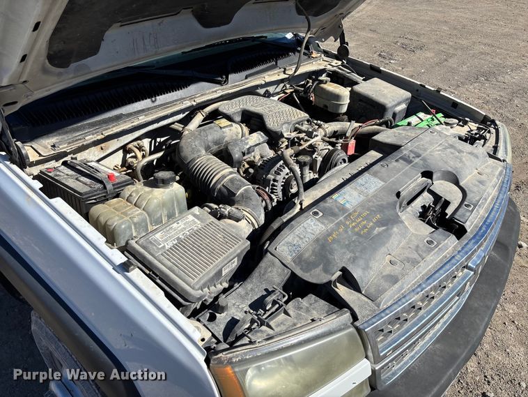 image for item FB3070 2005 Chevrolet Silverado 3500 flatbed pickup truck