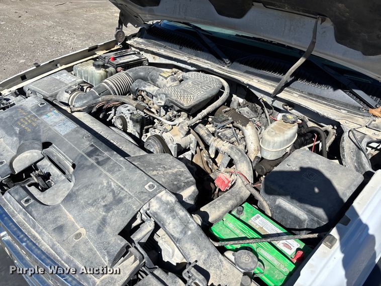 image for item FB3070 2005 Chevrolet Silverado 3500 flatbed pickup truck