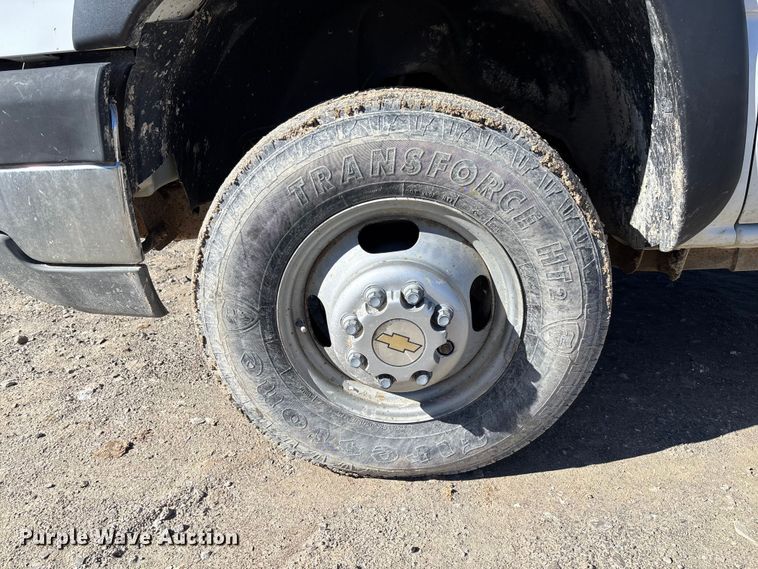 image for item FB3070 2005 Chevrolet Silverado 3500 flatbed pickup truck