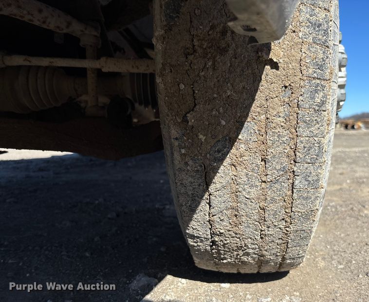 image for item FB3070 2005 Chevrolet Silverado 3500 flatbed pickup truck