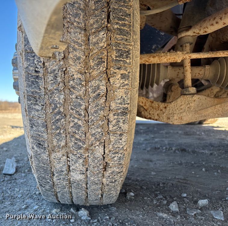 image for item FB3070 2005 Chevrolet Silverado 3500 flatbed pickup truck