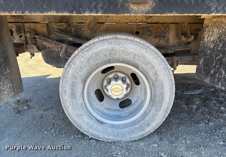 image for item FB3070 2005 Chevrolet Silverado 3500 flatbed pickup truck