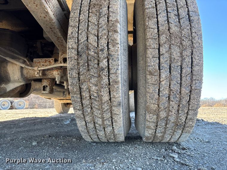 image for item FB3070 2005 Chevrolet Silverado 3500 flatbed pickup truck