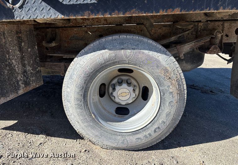 image for item FB3070 2005 Chevrolet Silverado 3500 flatbed pickup truck