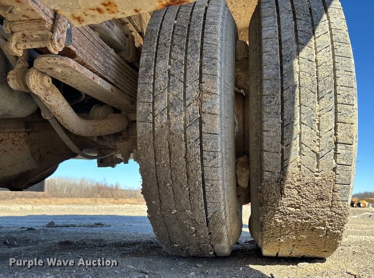 image for item FB3070 2005 Chevrolet Silverado 3500 flatbed pickup truck