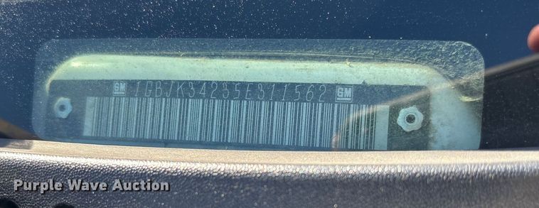 image for item FB3070 2005 Chevrolet Silverado 3500 flatbed pickup truck